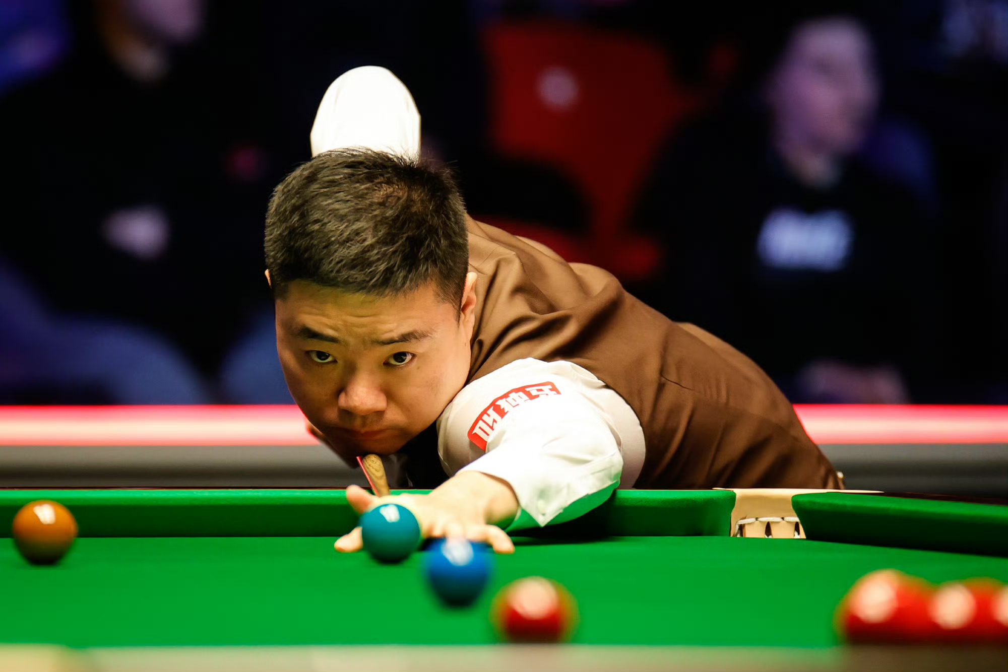 他在接受采 他在接受采